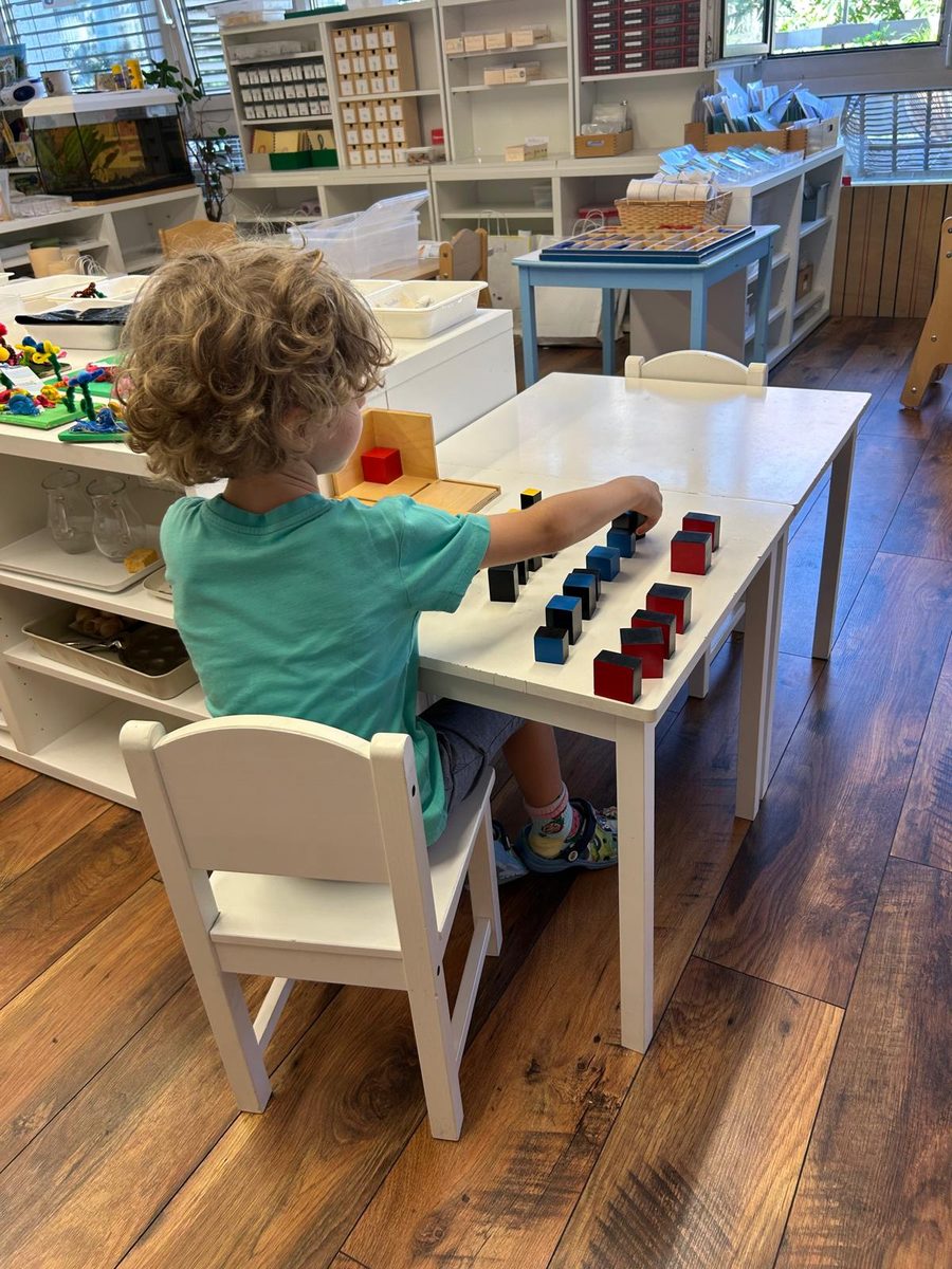 Un enfant absorbé dans une activité de matériel Montessori